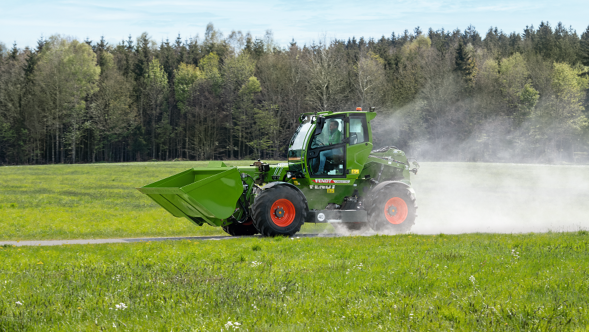 Fendt Cargo T740 A Fendt Cargo T740 egy úton közlekedik
