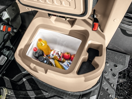 Hűtődoboz italokkal és élelmiszerekkel a kabinban