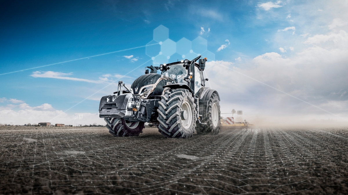 Egy VALTRA T-sorozatú traktor áll a szántóföldön