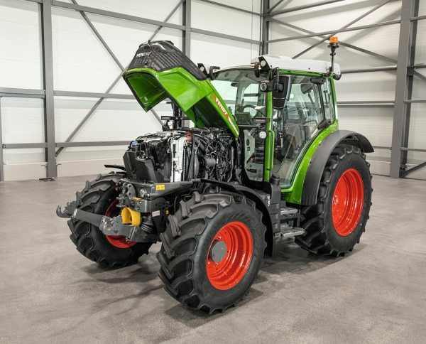 Fendt 200 Vario Fendt 200 Vario felnyitott motorháztetővel szürke padlós csarnokban.