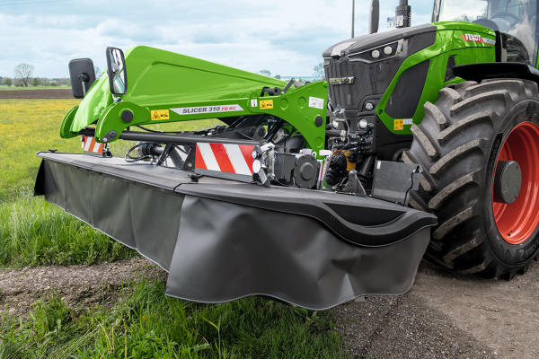 Fendt Slicer 310 FQ KC elölről, szállítási pozícióban.