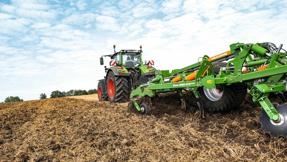 Egy gazdálkodó egy learatott gabonaföldön dolgozik egy Fendt 700 Vario Gen7 traktorral és egy Amazone tárcsás boronával.