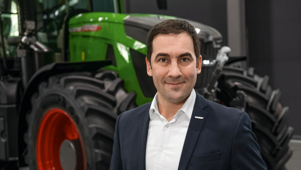 Dr. Josef Mayer portréja Dr. Josef Mayer, a Fendt kutatási és fejlesztési ügyvezető igazgatója egy Fendt-traktor előtt