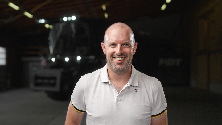 Sébastien Schmitt portréja egy Fendt IDEAL előtt