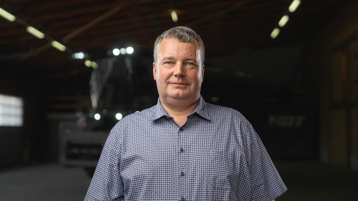 Andreas Debbeler portréja egy Fendt IDEAL előtt