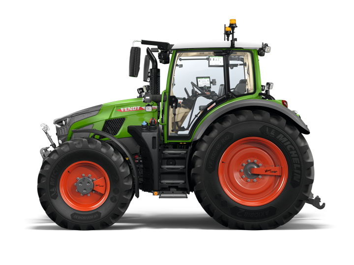 CGI des grünen Traktors Fendt 600 Vario mit roten Felgen in seitlicher Ansicht.