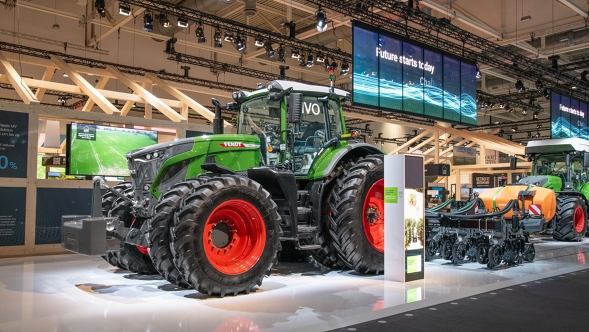 Növényi olajjal hajtott 900 Vario Fendt áll a Fendt kiállítási standján az AGRITECHNICA 2023 kiállításon.