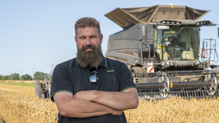 Mirko Krause portréja egy mező előtt, háttérben egy Fendt IDEAL kombájnnal