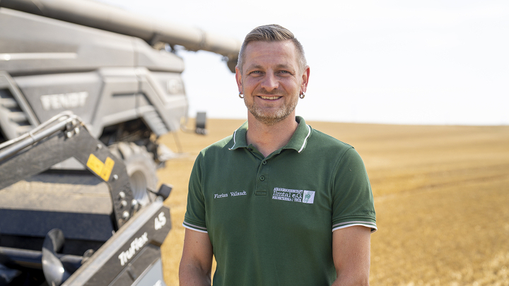 Florian Vollandt portréja egy mező előtt, háttérben egy Fendt IDEAL kombájnnal