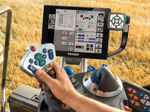 Fendt Varioterminál aktív ISOBUS felhasználói felülettel a traktorban lévő szögletes bálázó vezérléséhez.