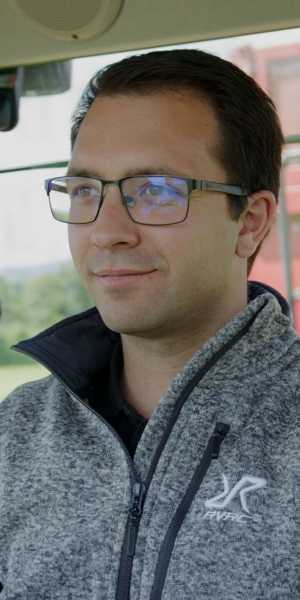 Fiatal gazda Fendt vezetőfülkében Fiatalt gazda elégedetten mosolyog Fendt gépe vezetőfülkéjében
