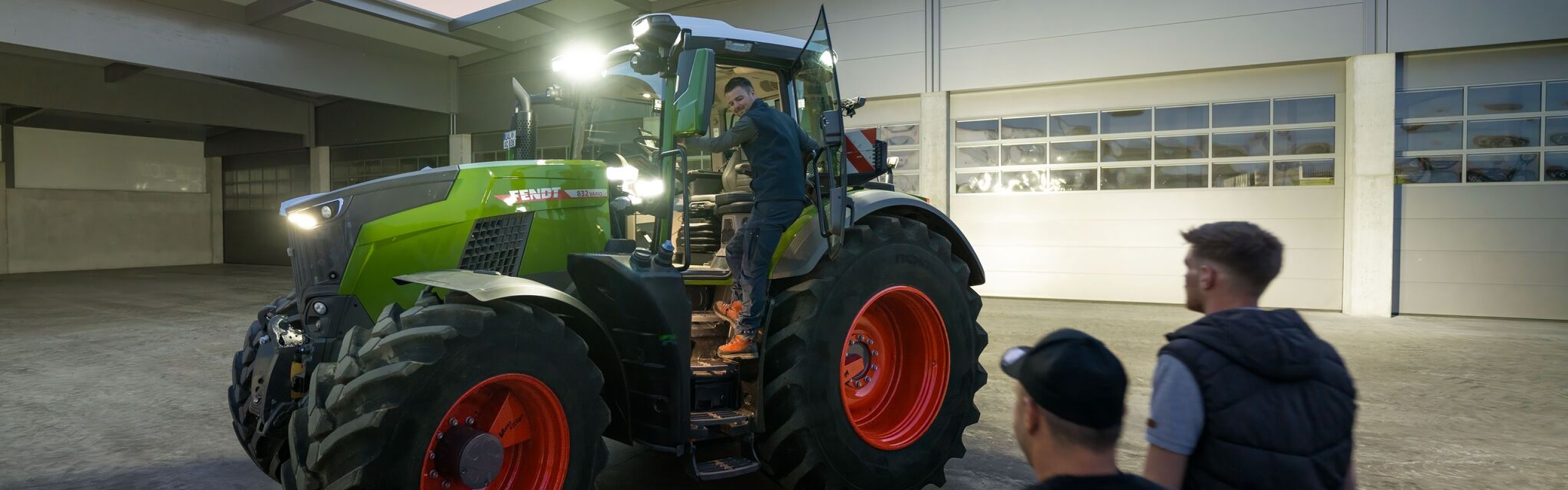 Bepillantás egy bérvállalkozó belső udvarára, aki előkészítette a gépjárművezető számára a Fendt 800 Vario traktort teljes világítással