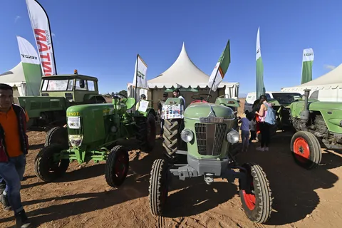 Spanish visitors with Fendt vintage tractors
