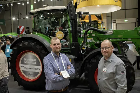 Marko Niemi (Commercial Manager Fendt Finland | right) with Juho Erkkila (Smart Farming Specialist Fuse GTM | left) in front of the award-winning Fendt 600 Vario