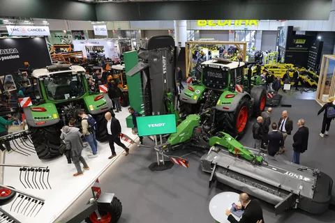 Impressions from EIMA International 2024 – Fendt stand with 100,000. Fendt 700 Vario with visitors at the stand