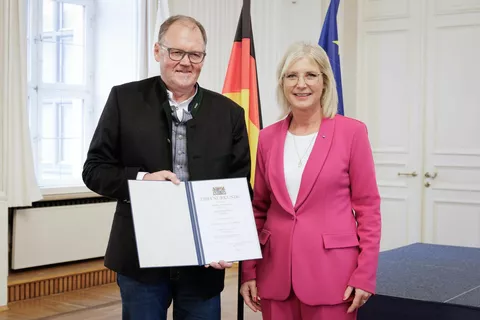 Michael Horn (left) was honoured for 50 years of service at Fendt by Ulrike Scharf, Minister of State for Family, Labour and Social Affairs (right)