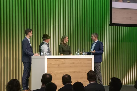 Henning Fockenbrock (Ährenbrüder) and Kathrin and Thomas Stadler report on their dairy farms