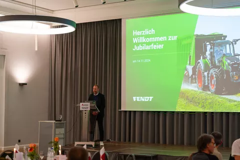 Jochen Gnann (Plant Manager Fendt Asbach-Bäumenheim) welcomes the guests to the Old Brewery in Mertingen on stage