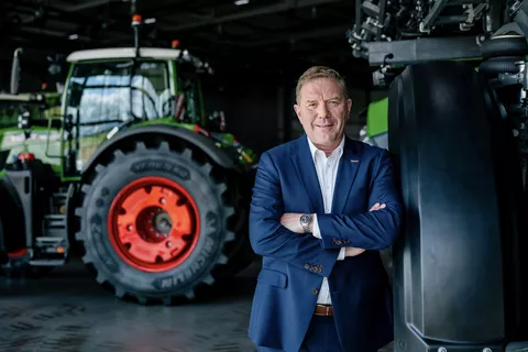 Christoph Gröblinghoff (Chairman of the Fendt Management Board) leaning on a Fendt tractor