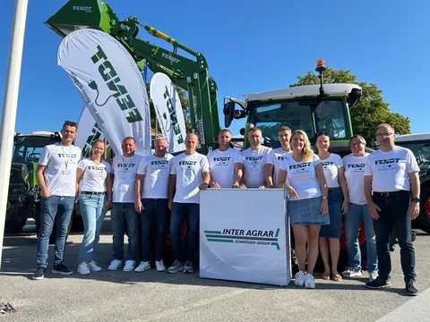 A group of people with Fendt and Inter Agrar Shirts at the Agra Radgona trade fair