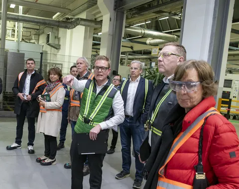 People at the transfer point Fendt high-bay warehouse