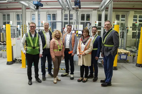Dr Jan Cachay, Ekkehart Gläser, Ingrid Bußjäger-Martin, Michael Eichinger (3rd Mayor of Marktoberdorf), Maria Rita Zinnecker, Dr Josef Mayer and Christoph Gröblinghoff in front of the transfer station of the Fendt high-bay warehouse.