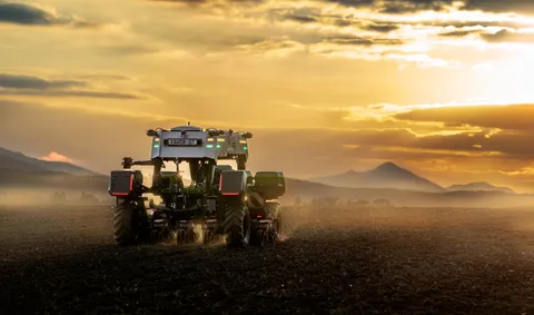 The Fendt Xaver GT drives into the sunset