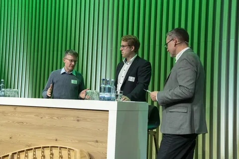 Farmers Alexander Thumm and Wilhelm Jochen Behn with presenter Guido Höner