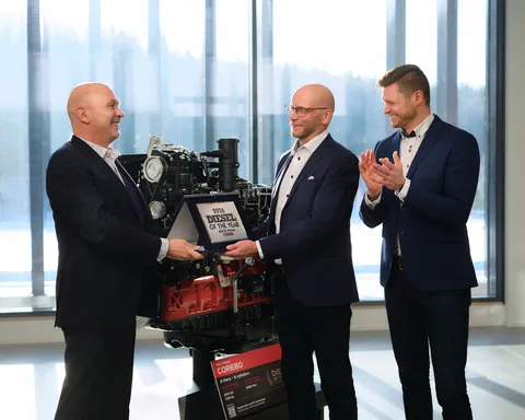 Powertrain International Editor-in-Chief Fabio Butturi (left) presents the Diesel Engine of the Year 2026 award to AGCO Power Vice President Juha Tervala. Next to them, AGCO Power Project Manager for Engineering Juha-Pekka Asikainen applauds. In the backg