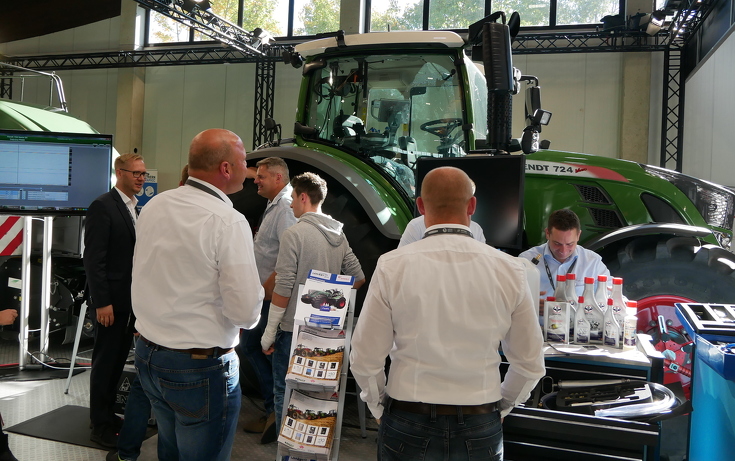 Trade fair visitors at the Fendt 724 Vario with the 1270 S square baler