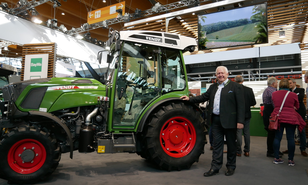 Peter-Josef Paffen, Chairman of the Fendt Management Board, visits the Fendt stand at INTERVITIS INTERFRUCTA HORTITECHNICA.