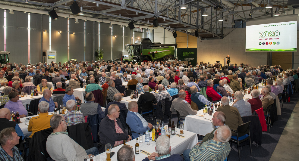 Numerous pensioners in the exhibition hall at the Fendt Forum in Marktoberdorf