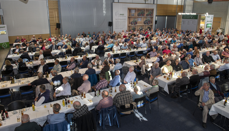 Numerous pensioners in the exhibition hall at the Fendt Forum in Marktoberdorf