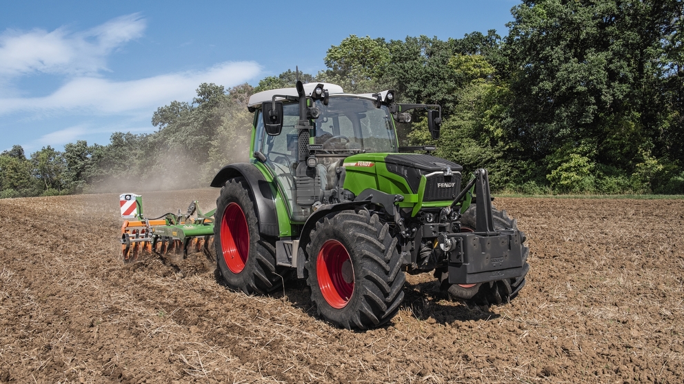 Farmer does the field work with Fendt 200 Vario