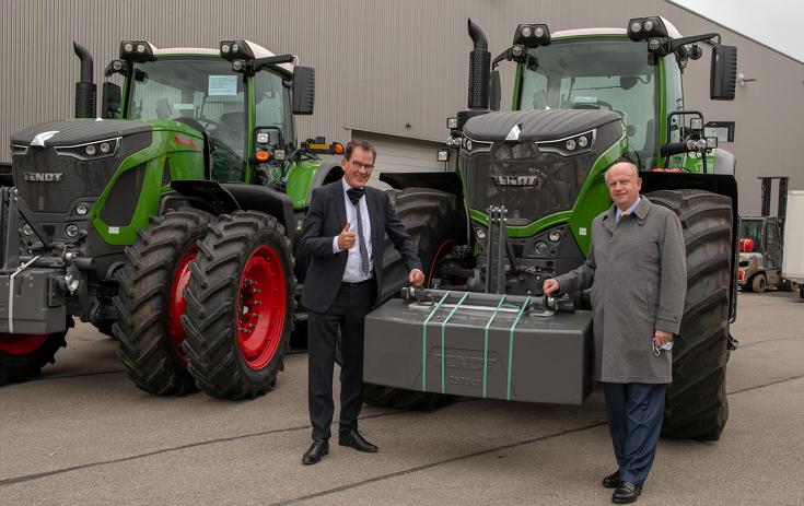 Dr. Gerd Müller and Martin Richenhagen in front of two tractors