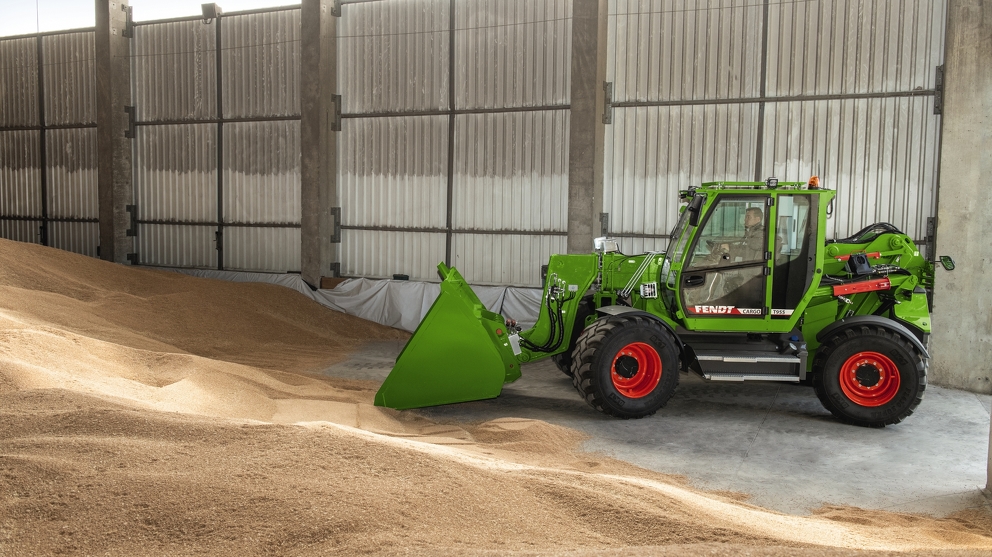The Fendt Cargo T955 in use in a storehouse.