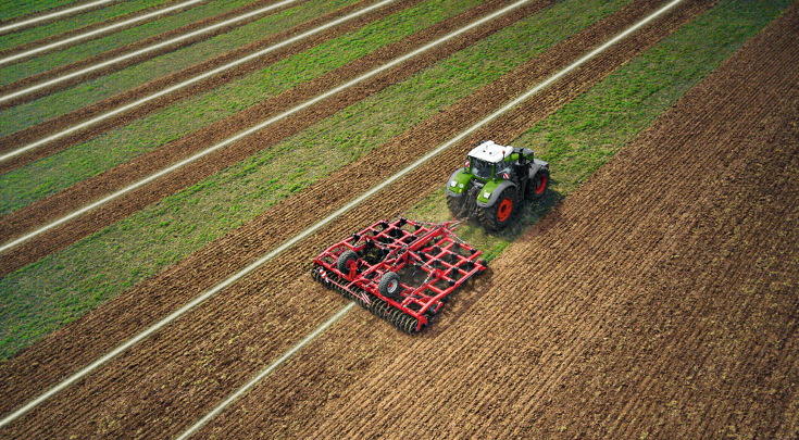 A Fend Vario with drill combination on a field