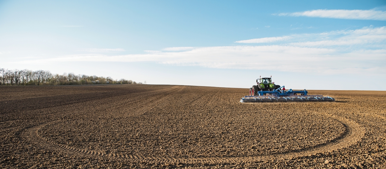 The Fendt Vario cultivates a field with a drill combination.