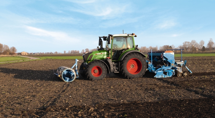 Fendt Vario with drill combination on a field.