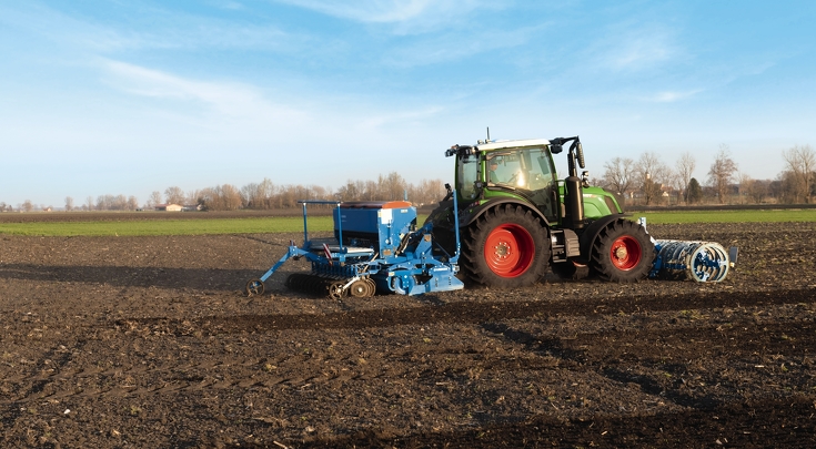 Fendt Vario with drill combination on a field.