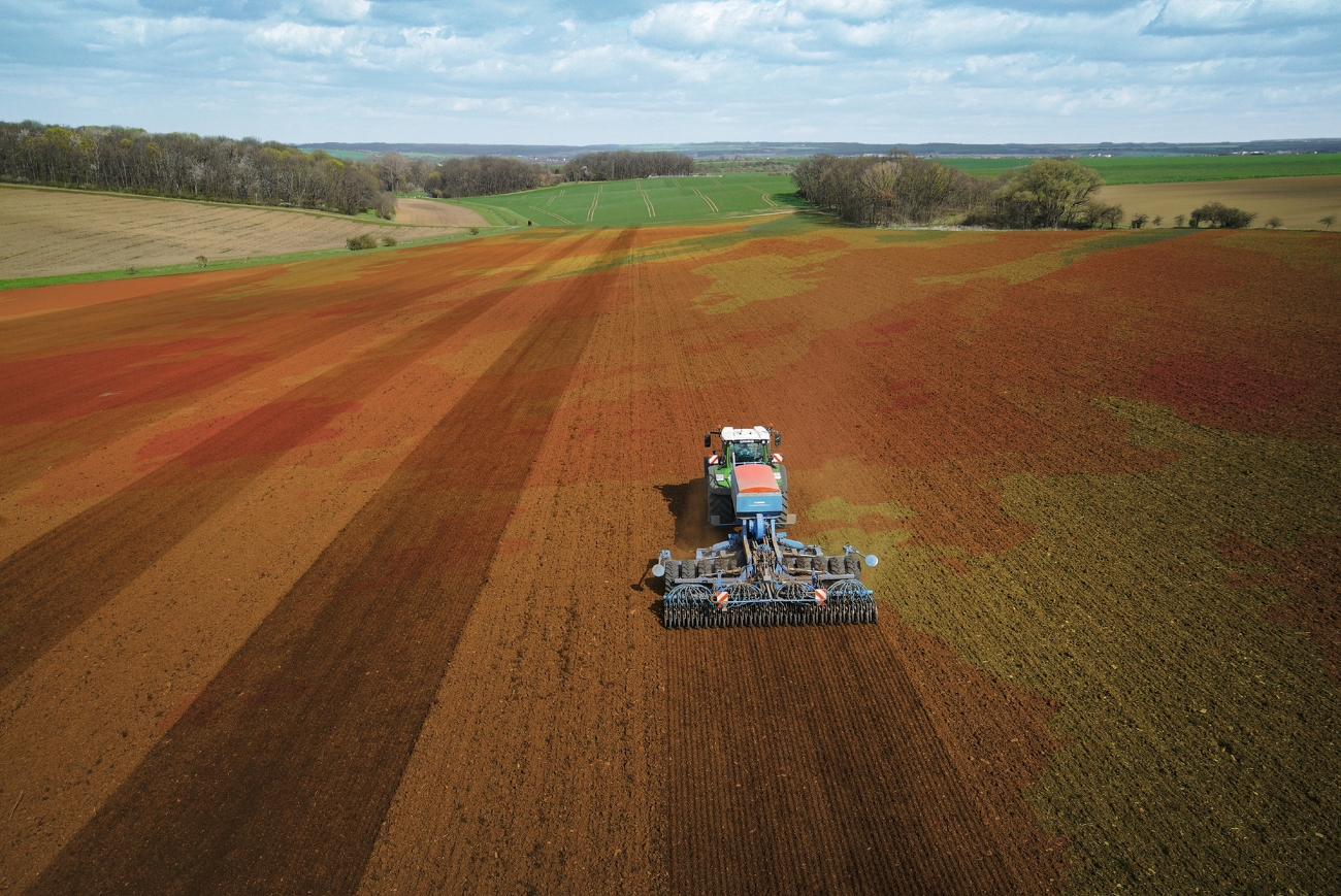 A Fendt Vario from a bird's-eye view, it is shown how it cultivates a field with a drill combination