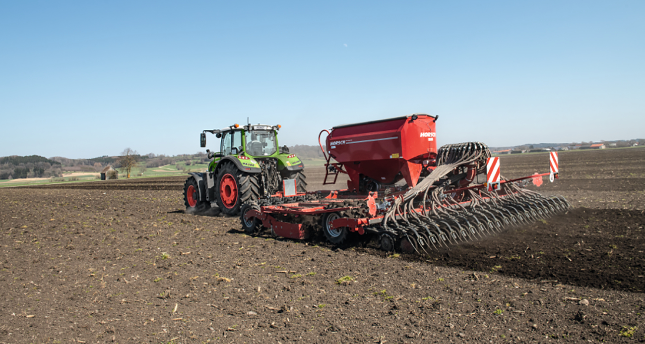 Fendt 700 Vario with Horsch drill combination and Fendt Section Control
