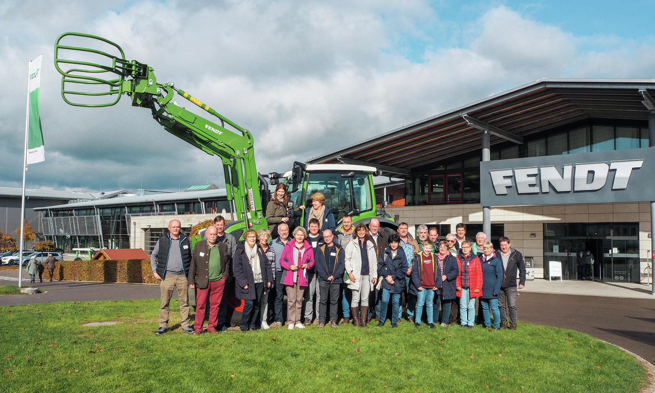 Visitors in front of the Fendt Forum