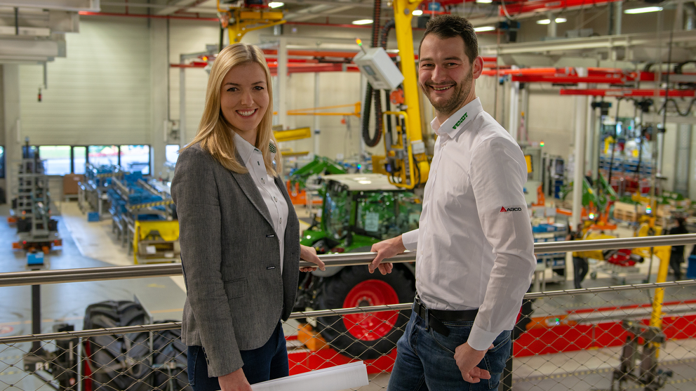 Two employees in the production hall