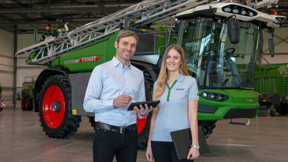 Fendt employees in front of the Fendt Rogator