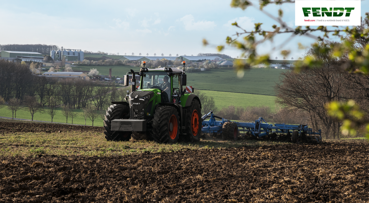 Fendt 900 Vario cultivating in the field.