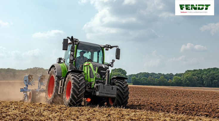 Fendt 500 Vario plowing in the field.