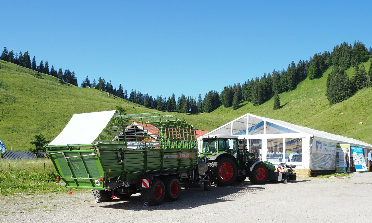 Fendt 209 Vario tractor with Fendt Tigo 40 ST positioner and Fendt Slicer 310 F front mower.