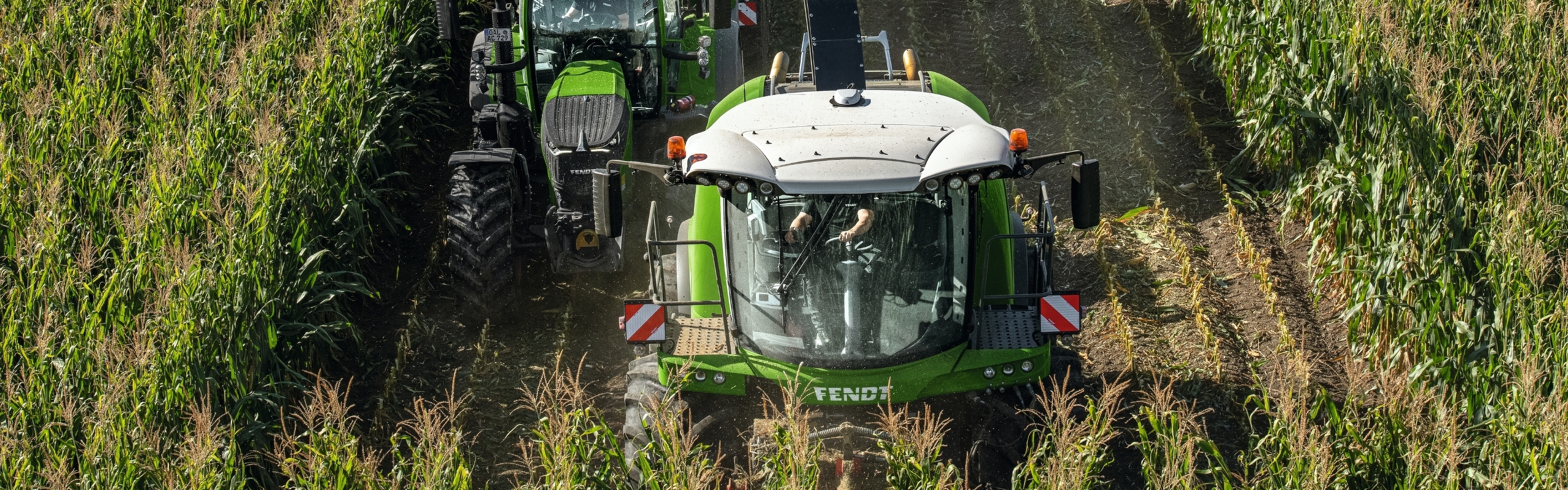 Bird's eye view of the Fendt Katana next to a Fendt tractor in a maize field
