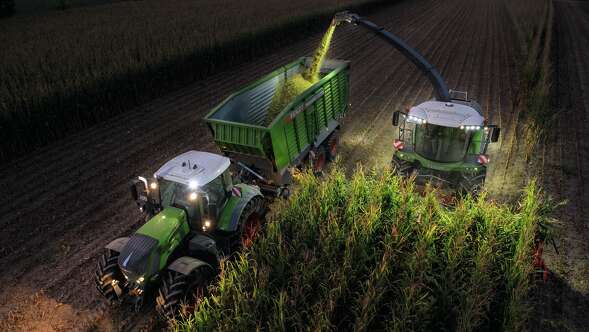 Fendt Katana and Fendt 700 Vario drive at night with working lights